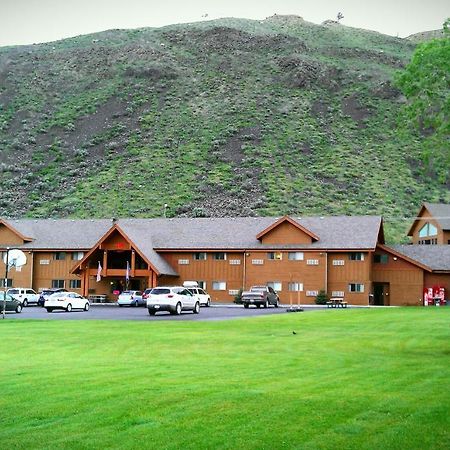 Yellowstone Village Inn And Suites Gardiner Exterior foto