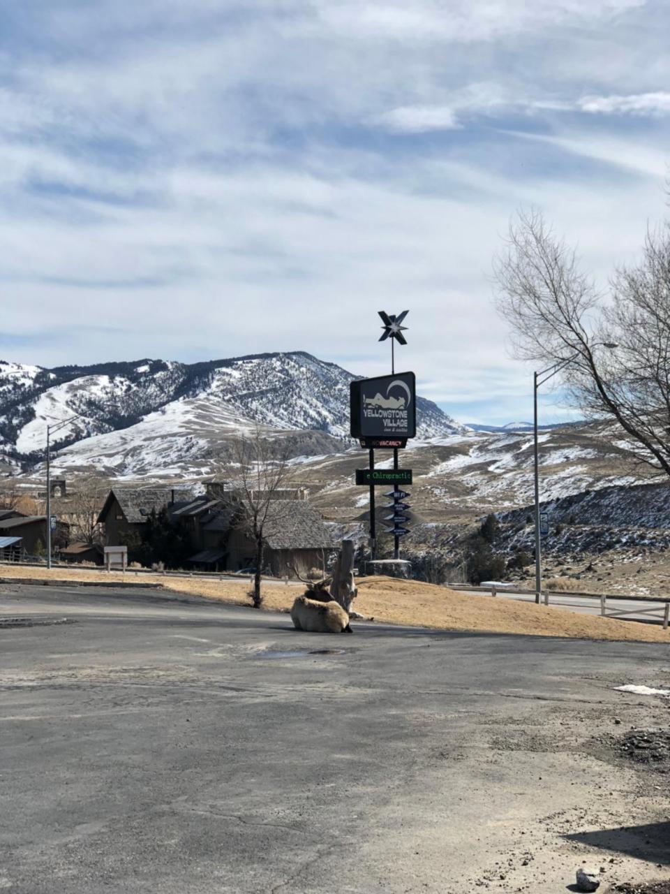 Yellowstone Village Inn And Suites Gardiner Exterior foto