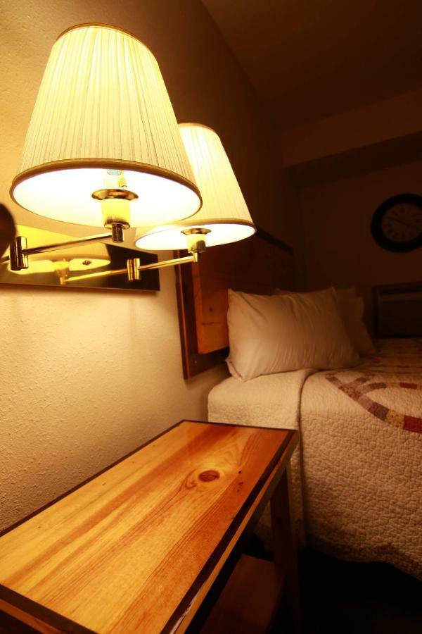 Yellowstone Village Inn And Suites Gardiner Exterior foto